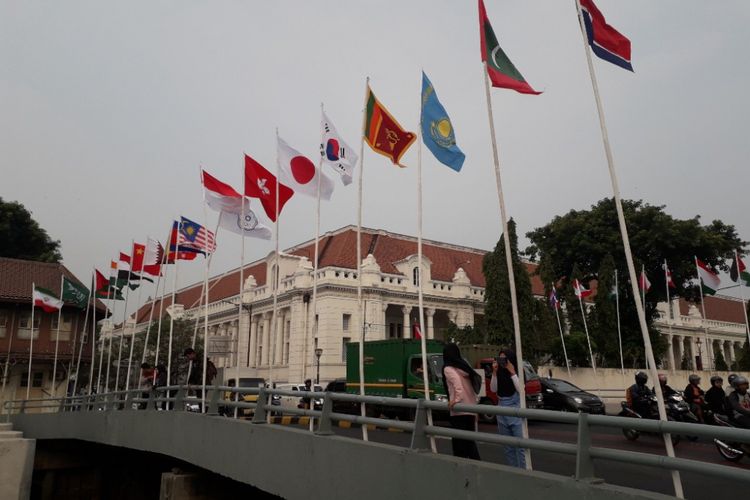 Deretan bendera negara peserta Asian Games 2018 di kawasan Kali Besar, Jakarta Barat, Selasa (17/7/2018).