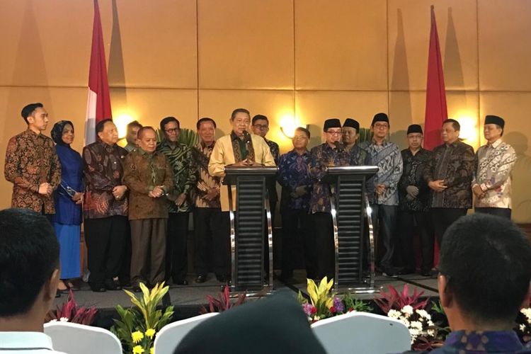 Ketua Umum Partai Demokrat Susilo Bambang Yudhoyono (SBY) setelah melakukan pertemuan empat mata dengan Ketua Majelis Syuro PKS Salim Segaf Al-Jufri, di Hotel Gran Melia, Kuningan, Jakarta Selatan, Senin (30/7/2018). 