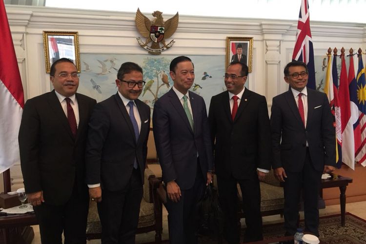 Menteri Perhubungan Budi Karya Sumadi dan Duta Besar Indonesia untuk Australia Yohanes Krostianto S Legowo di Jakarta, Sabtu (31/8/2018)