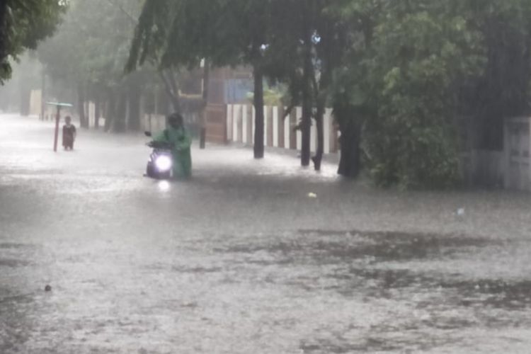 Hujan deras, banjir setinggi 70 sentimeter genangi Jalan Nusa Indah Raya, Duren Sawit, Jakarta Timur, Senin (3/12/2018). Para pengendara roda empat terpaksa mendorong motor melintasi jalan tersebut