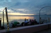 Menikmati Senja di Pantai Seruni Ditemani Kuliner Khas Sulsel