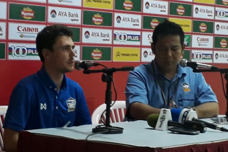  Marc Alavedra Palacios menjalani jumpa pers setelah Timnas U-19 Indonesia kalah dari Thailand pada semifinal Piala AFF U-18 2017 di Stadion Thuwunna, Yangon. Kamis (15/9/2017).