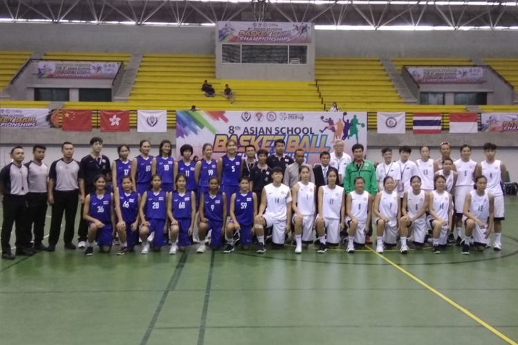 Tim basket putri Thailand (biru) dan tim basket putri Hong Kong (putih) pada grand final ajang Asian School Basket Ball Championship ke-8 di GOR Amongraga, Kamis (13/9/2018).