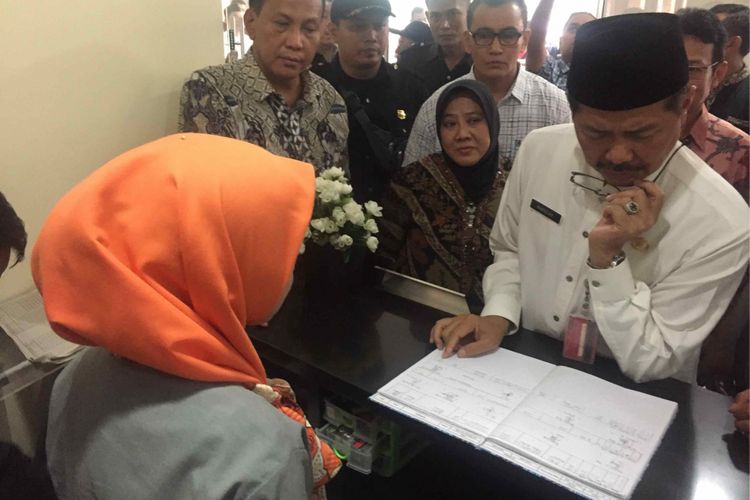 Wali Kota Jakarta Selatan Marullah Matali mendatangi Apartemen Kalibata City, Jakarta Selatan.  Kedatangan Marullah untuk melihat langsung pengamanan yang dilakukan pihak pengelola Kalibata City  terhadap para penghuni apartemen tersebut. Hal itu dilatarbelakangi sejumlah  kasus prostitusi yang ditemukan terjadi di apartemen tersebut, Jumat (21/9/2018) siang.