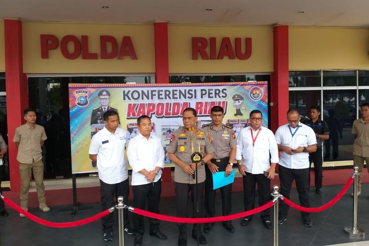 Kapolda Riau Irjen Pol Widodo Eko Prihastopo dan jajaran Polresta Pekanbaru saat melakukan melakukan konferensi pers terkait kasus perusakan atribut Partai Demokrat di Pekanbaru, Riau, Senin (17/12/2018).