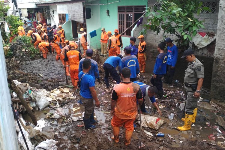 Penanganan Bekas Banjir Jati Padang oleh gabungan petugas SDA, PPSU, dan Satpol PP, Jakarta Selatan