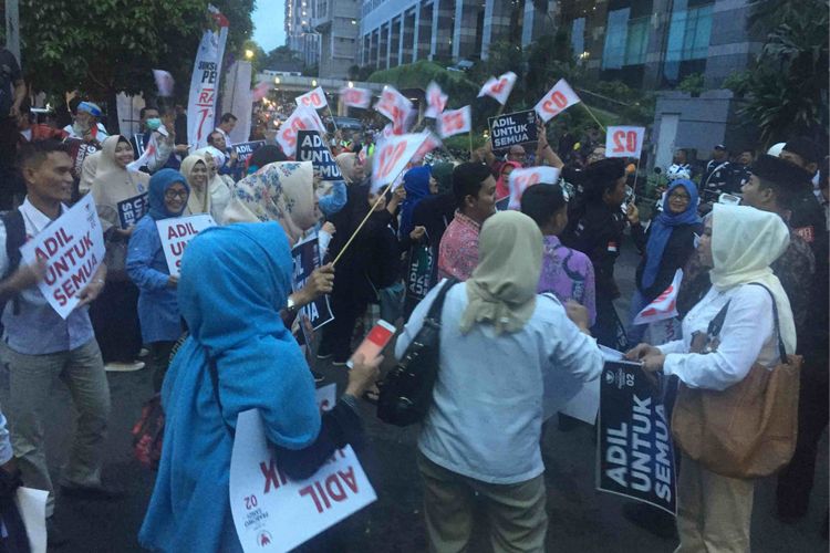 Massa pendukung kedua pasangan calon presiden (capres) dan calon wakil presiden (cawapres) mulai memenuhi lokasi debat perdana capres dan cawapres di Hotel Bidakara, Jakarta Selatan. Pendukung kedua paslon berada di persimpangan yang berada sekitar 250 meter dari pintu masuk hotel. Belum tampak keramain di lapangan yang menjadi lokasi nonton bareng kedua kubu pendukung. Namun, pihak kepolisian telah memberikan batas pemisah antara pendukung paslon 01 dan 02 guna mengantsipasi kejadian yang tidak diinginkan, Kamis (17/1/2019). 