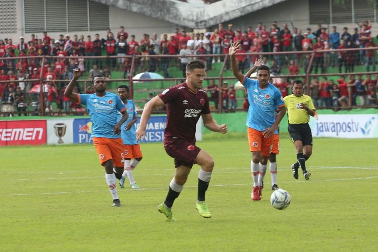 Eero Markkanen (tengah) saat membela PSM Makassar melawan Perseru Serui pada laga leg pertama babak 16 besar Piala Indonesia di Stadion Andi Matalatta, Sabtu (16/02/2019).