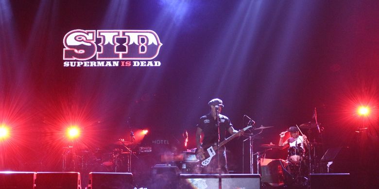 Superman is Dead membuka konser Iwan Fals & Band Aku Cinta di Ecopark Ancol,Jakarta Utara, Sabtu (30/3/2019).