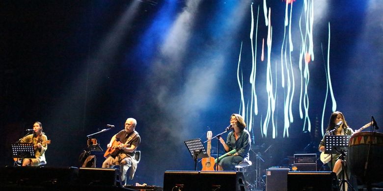 Iwan Fals dan Daramuda Project beraksi dalam konser Iwan Fals & Band Aku Cinta di Ecopark Ancol,Jakarta Utara, Sabtu (30/3/2019).