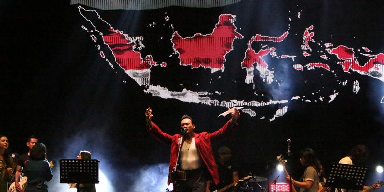 Jerinx SID berpuisi dalam konser Iwan Fals & Band Aku Cinta di Ecopark Ancol,Jakarta Utara, Sabtu (30/3/2019).