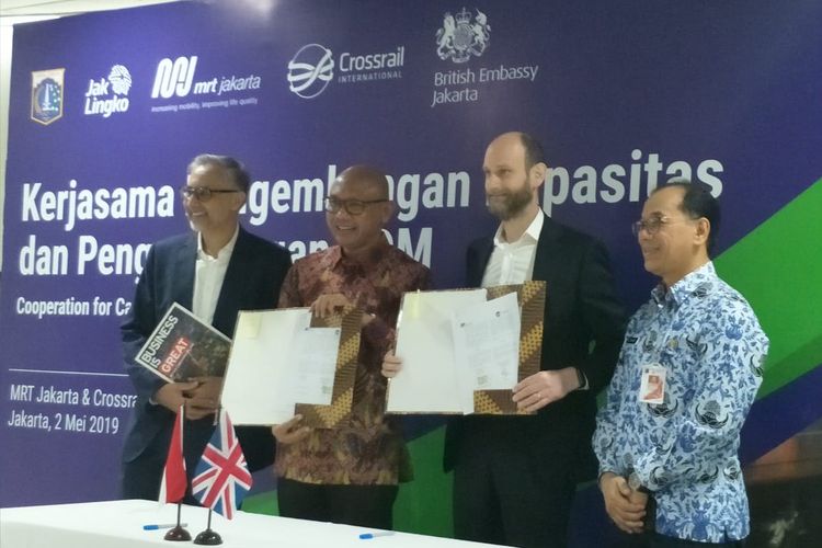 PT MRT Jakarta dan Crossrail Company Ltd tandatangani nota kesepahaman kerja sama, di Stasiun Dukuh Atas, Jakarta Pusat, Kamis (5/2/2019)