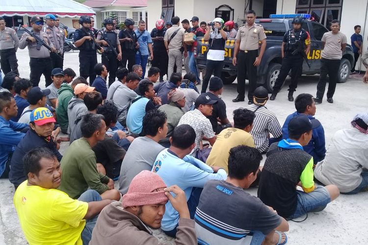 Sebanyak 35 Anak Buah Kapal (ABK) KM Gemilang Samudera dibawa ke Kantor Polres Kepulauan Aru, Maluku untuk dimintai keterangan soal insiden pembunuhan di atas KM Mina Sejati, Kamis (22/8/2019)