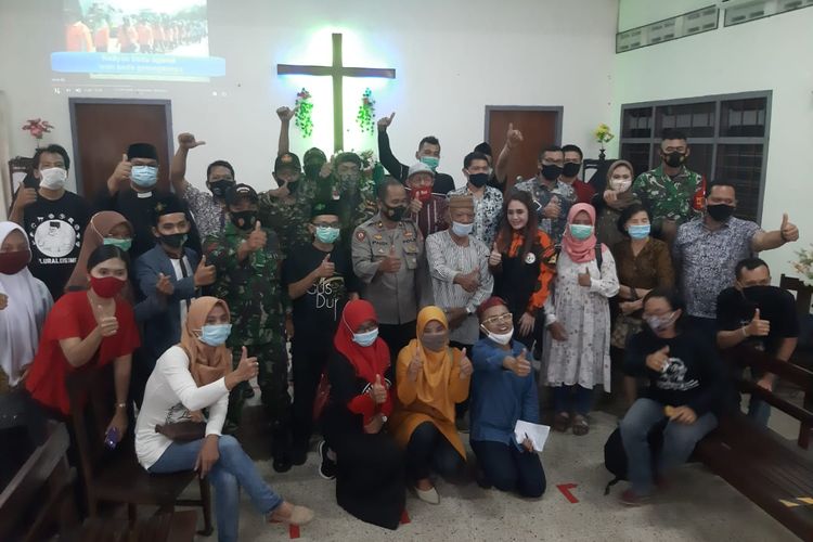 Sesi foto bersama usai deklarasi Gusdurian Mojoagung, Jombang, Jawa Timur, di Gereja Kristen Jawi Wetan (GKJW) Mojoagung, Senin (19/10/2020).