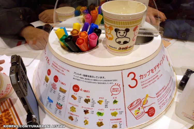 Meracik mie cup di Cupnoodles Museum, dapat memilih rasa dan topping kesukaan. (KOMPAS.COM/YUHARRANI AISYAH)