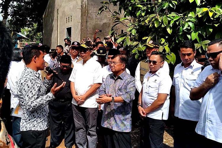 Wakil Presiden Jusuf Kalla saat berdialog dengan warga Desa Teratak, Batukliang Utara, Lombok Tengah, NTB, Sabtu (6/4/2019).