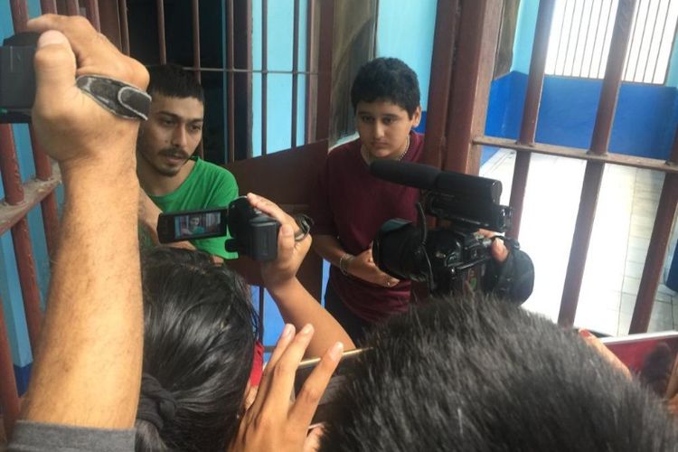 Dua imigratoir asal Afghanistan saat ditemui wartawan di ruang tahanan, di Rudenim Manado, Senin (11/2/2019).
