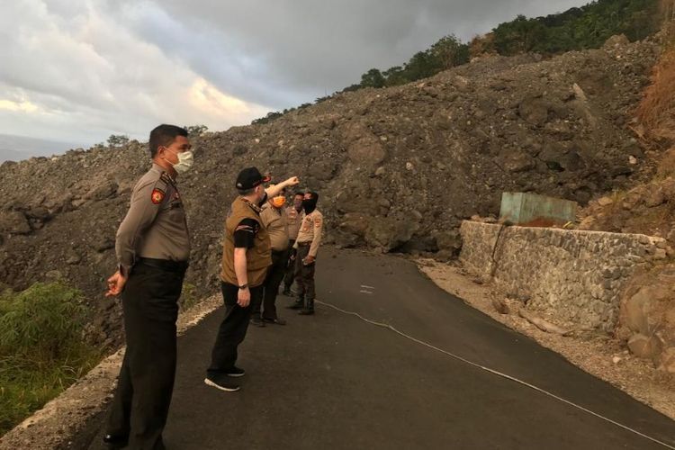 Wakil Bupati Sitaro John Palandung bersama aparat kepolisian memantau lokasi akses jalan penghubung Odong-Batubulan yang masih tertutup guguran lava atau material Gunung Karangetang.