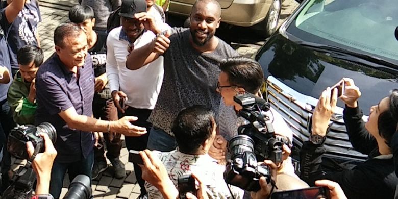 Carlton Cole tiba di Graha Persib untuk merampungkan kepindahannya ke Persib Bandung, Kamis (30/3/2017). 