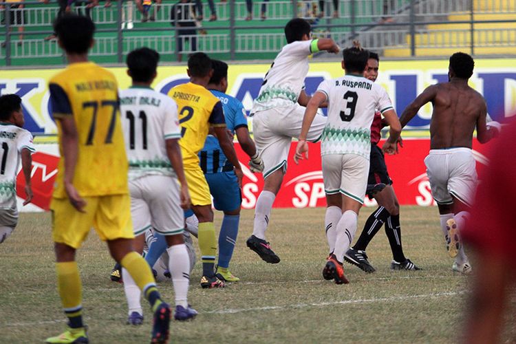 Para pemain Persiwa Wamena yang tidak terima keputusan wasit, mengejar dan lantas memukul wasit Abdul Razak.