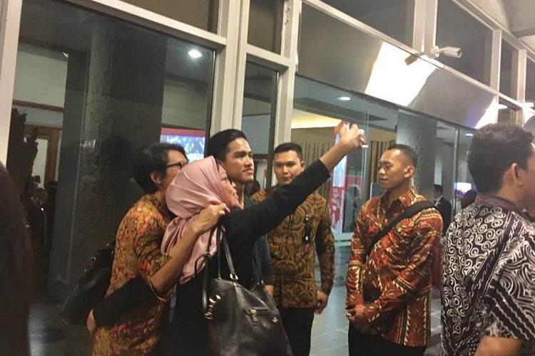 Hadirin sibuk mengambil foto selfie dengan Kaesang Pangarep, putra bungsu Jokowi yang menyempatkan diri hadir di acara.