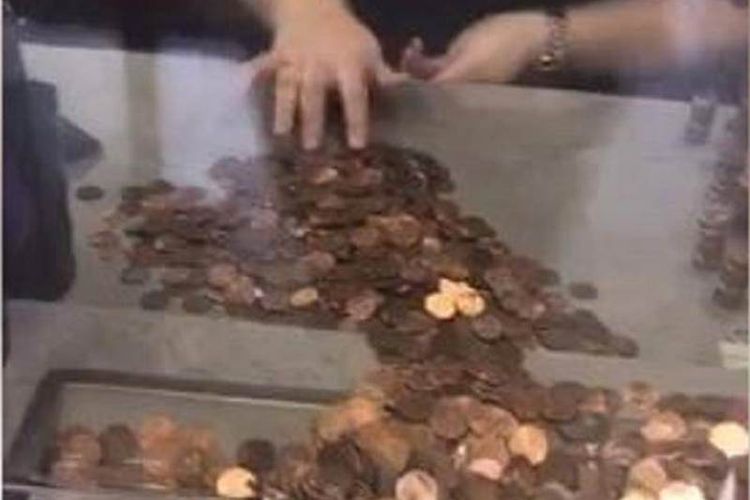 Potongan gambar video yang memperlihatkan perempuan Amerika Serikat bernama Dana McCool yang membayar tagihan air menggunakan uang koin sebagai bentuk protes.