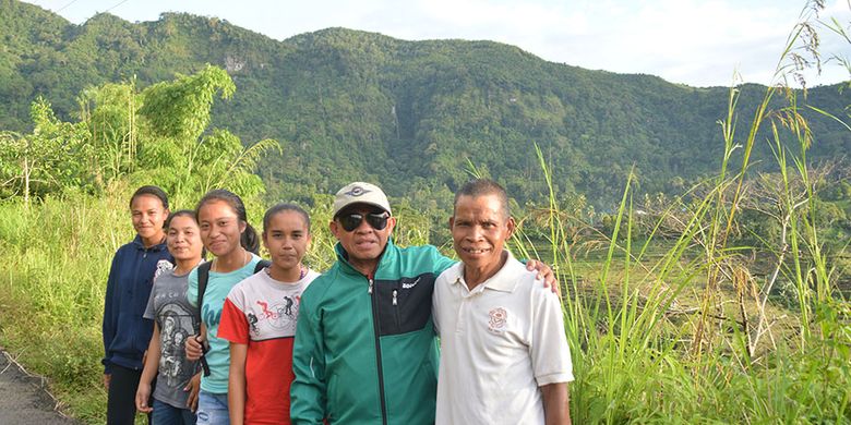 Warga Lasang, Kecamatan Kuwus, Kabupaten Manggarai Barat, Flores, NTT bertemu dengan wisatawan domestik yang menjelajahi kawasan lembah Ranggu-Kolang, Minggu (31/3/2019) dengan latar belakang bentang alam di lereng bukit Poso Kuwuh.  