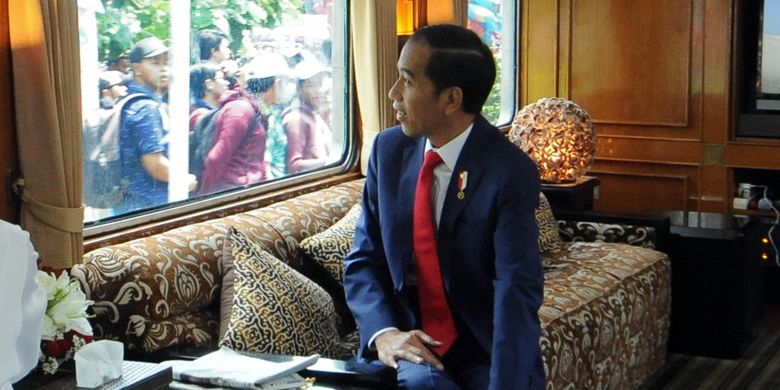 Presiden Joko Widodo saat menaiki kereta kepresidenan dalam rangka kunjungan kerja ke Sukabumi, Kamis (31/8/2017).