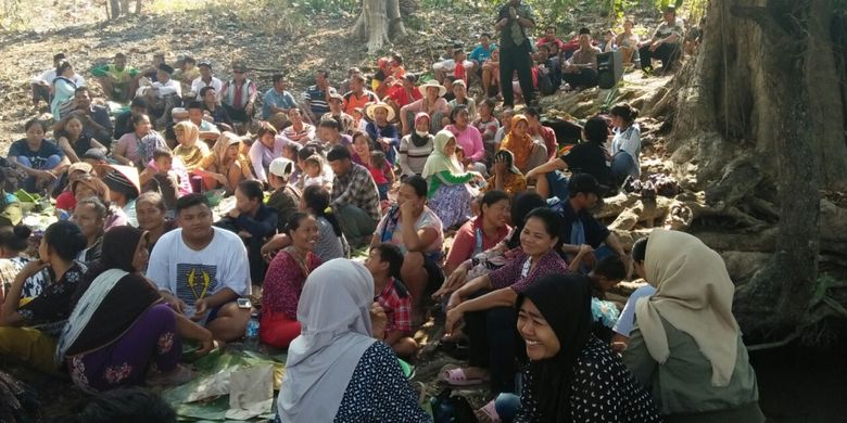 Warga Desa Penadaran, Kecamatan Gubug, Kabupaten Grobogan, Jawa Tengah menggelar tradisi Kuras Sendang‎, Minggu (13/8/2017). Mereka secara beramai-ramai menguras atau membersihkan satu-satunya sendang yang menjadi sumber air warga setempat.