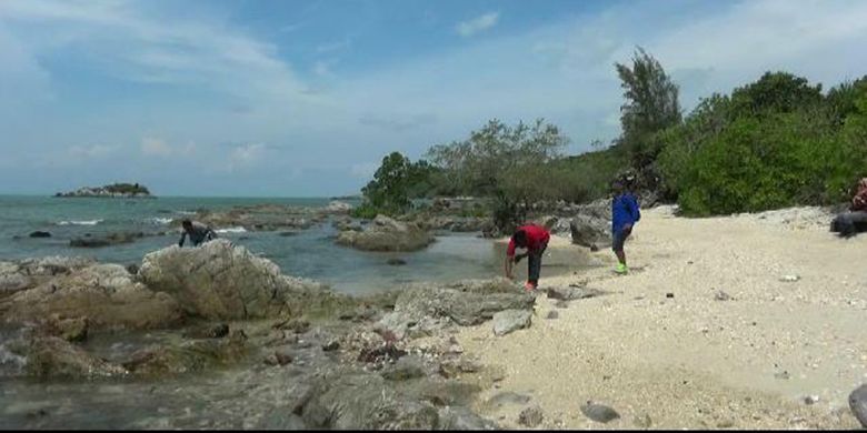 Pantai penuh bebatuan metamorf yang diduga berusia ratusan juta tahun di Belinyu, Kepulauan Bangka Belitung.