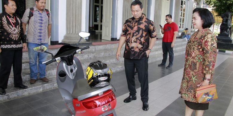 Wali Kota Semarang Hendrar Prihadi menggunakan sepeda motor listrik untuk berangkat ke kantornya di Jalan Pemuda, Nomor 148, Kota Semarang, Jumat (10/8/2018).