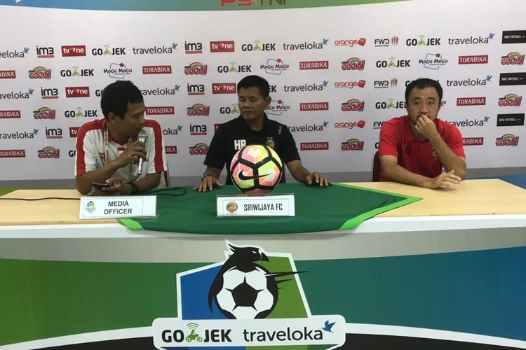 Pelatih kepala Sriwijaya FC, Hartono Ruslan (tengah), saat jumpa pers usai lawan melawan PS TNI dalam lanjutan Liga 1 di Stadion Pakansari, Bogor, Rabu (25/10/2017).