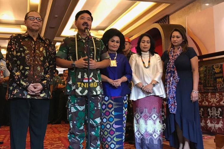 Panglima TNI Marsekal Hadi Tjahjanto, sang istri, Nanny Hadi Tjahjanto (kedua dari kanan), dan Menteri Koperasi dan Usaha Kecil Menengah (UKM) AAGN Puspayoga di Balai Sudirman, Jakarta Selatan, Kamis (6/9/2018). 