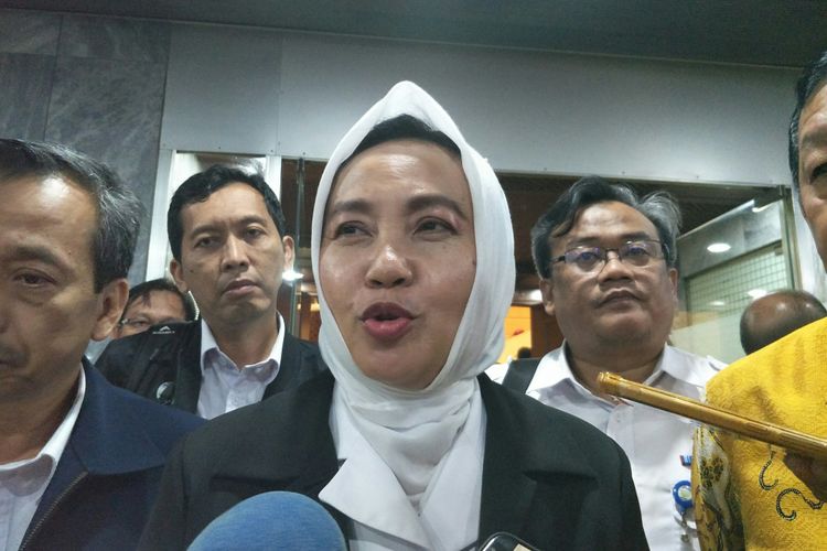 Kepala BMKG Dwikorita Karnawati di Kompleks Parlemen, Senayan, Jakarta