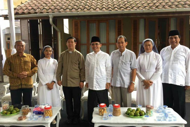 Bupati Banyuwangi Abdullah Azwar Anas saat menerima kunjungan daritokoh agama pada acara Halal Bihalal di kediamannya 