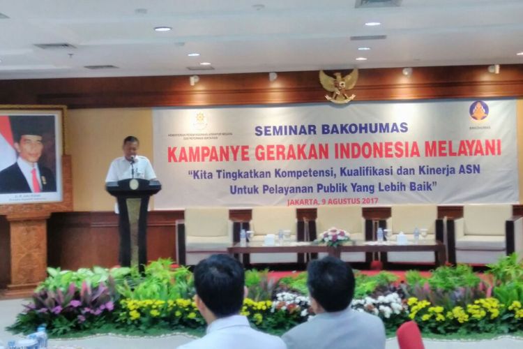 Sekretaris Kementerian Pendayagunaan Aparatur Negara dan Reformasi Birokrasi Dwi Wahyu Atmaji membuka Seminar Bakohumas Kampanye Gerakan Indonesia Melayani, di Jakarta, Rabu (9/8/2017).