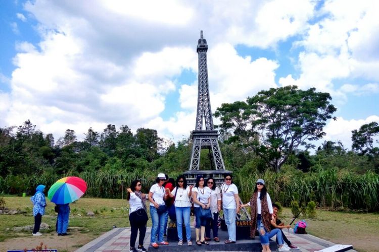 Para wisatawan saat berfoto di landmark menara Eiffel