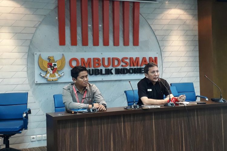 Komisioner Ombudsman Alamsyah Saragih dalam jumpa pers di kantor Ombudsman, Jakarta, Selasa (21/11/2017). 