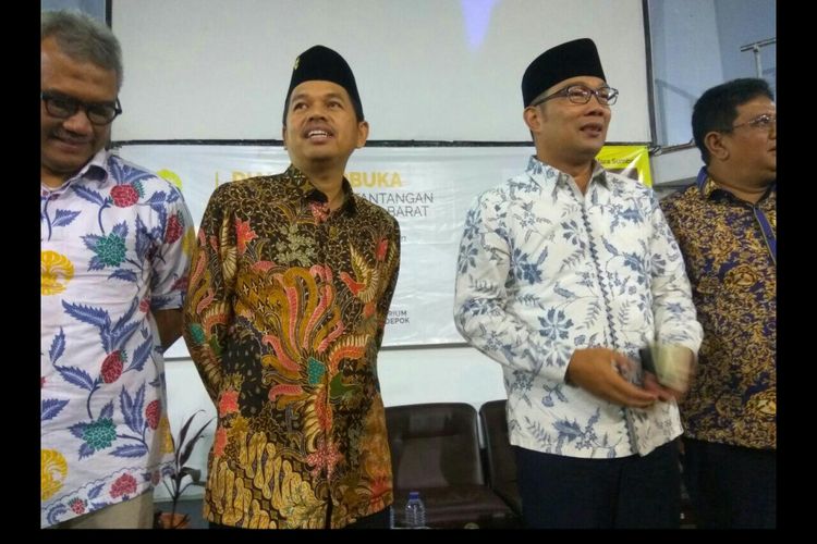 Bupati Purwakarta Dedi Mulyadi (kiri), Wali Kota Bandung Ridwan Kamil (kanan) saat menghadiri dialog terbuka di Universitas Indonesia (UI).