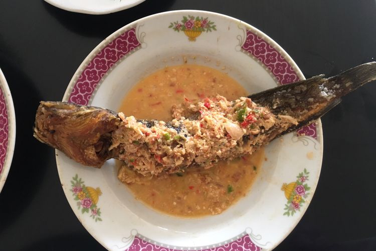 Pecak lele salah satu makanan khas Betawi yang ada di Bekasi, Pondok Gabus Lukman, Kota Bekasi, Jawa Barat, Kamis (4/1/2018). 