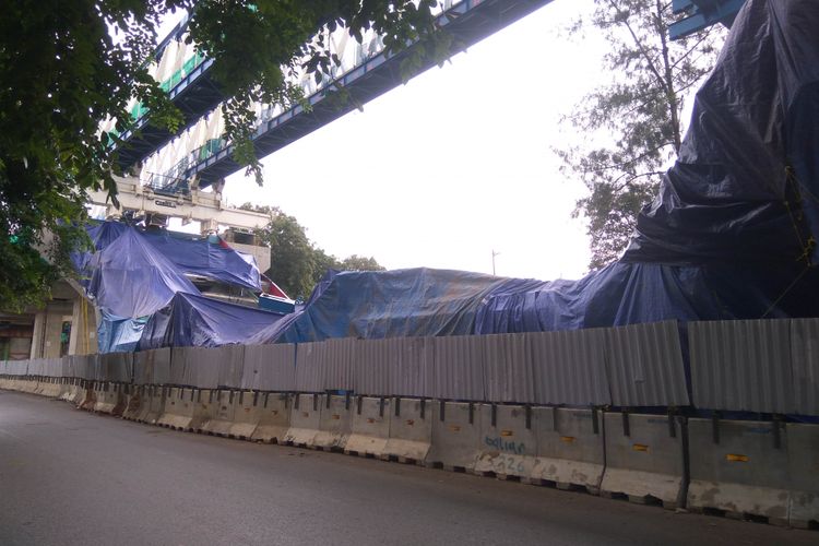 Kondisi box girder LRT yang roboh di Kayu Putih, Jakarta Timur, Senin (22/1/2018)