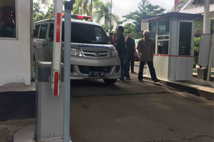 Jasad Dianti Diah Ayu Cahyani Putri(25), korban ambrolnya tembok Jalan  Perimeter Selatan Bandara Soekarno-Hatta Selasa (6/2/2018) pagi dibawa ke kediamannya, Serang, Banten untuk dimakamkan, Selasa (6/2/2018).