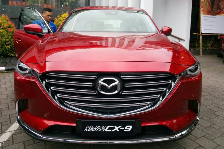 Setelah sebelumnya meluncurkan All New Mazda Cx-9 di Jakarta, kendaraan dengan model termewah di generasi Mazda ini mendarat dan diperkenalkan di Kota Bandung, Rabu (14/2/2018). Mazda targetkan penjualan CX-9 5 unit perbulan di Kota Kembang.
