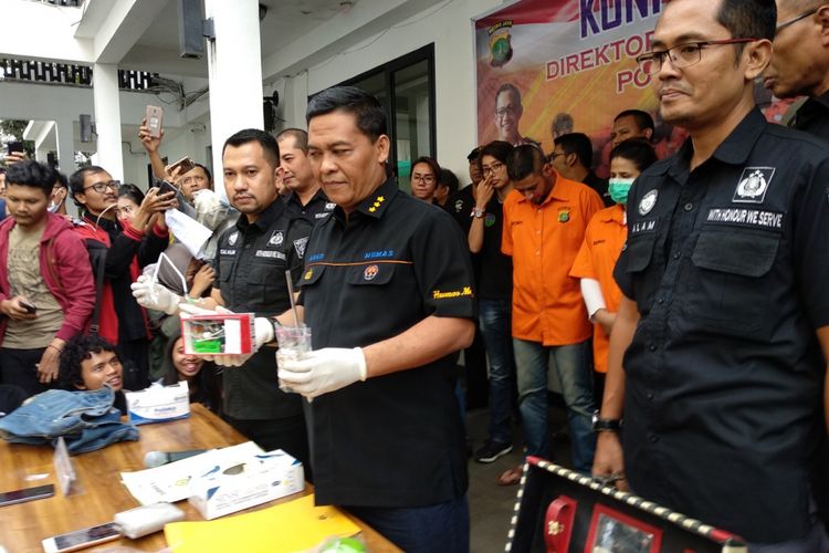 Pihak Direktorat Reserse Narkoba Polda Metro Jaya menunjukkan barang bukti alat narkoba yang menimpa anak pedangdut Elvy Sukaesih, Sabtu (17/2/2018). Dua anak, satu menantu dan pacar anak Elvy ditetapkan tersangka narkoba