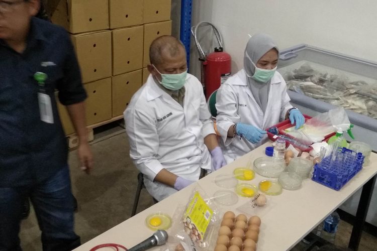 Klarifikasi telur ayam palsu di Jakgrosir Kramat Jati, Selasa (20/3/2018)