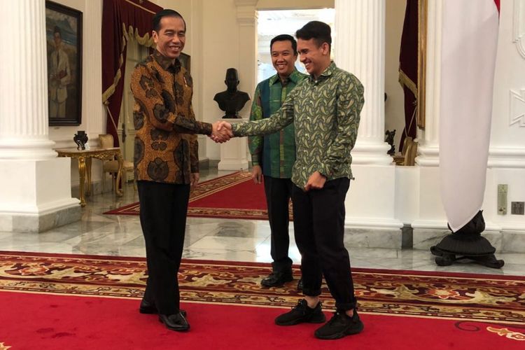 Presiden Joko Widodo, Jumat (23/3/2018) pagi, saat menerima pesepak bola Egy Maulana Vikri di Istana Merdeka, Jakarta.