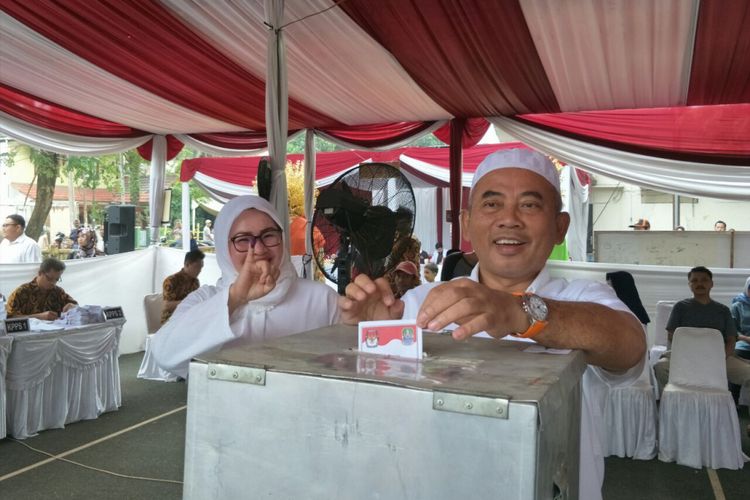 Calon wali kota Bekasi Rahmat Effendi bersama istrinya, Gunarti, usai mencoblos dalam Pilkada Kota Bekasi 2018 di TPS 01 Pekayon, Rabu (27/6/2018). 