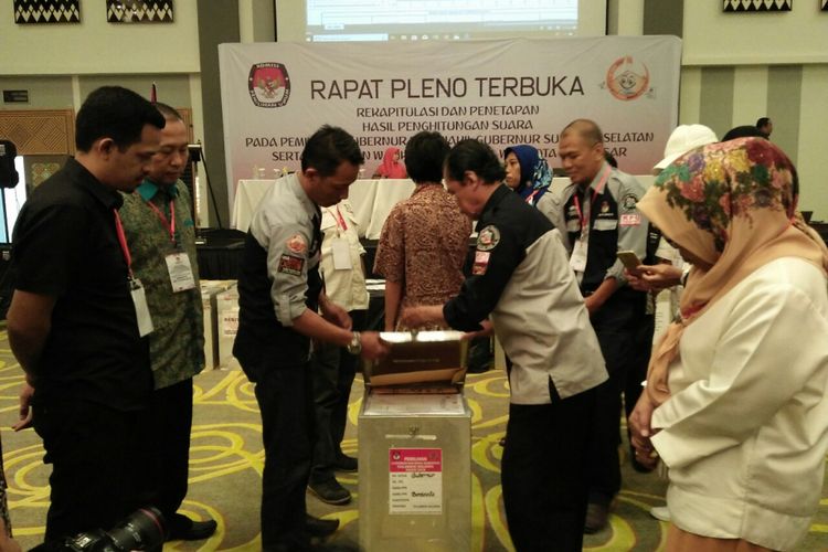 Pembukaan kotak surat suara setiap kecamatan dalam Rapat Pleno Rekapitulasi Hasil Perhitungan dan Penetapan Pemilihan Gubernur dan Wakil Gubernur serta Wali Kota dan Wakil Wali Kota Makassar 2018.