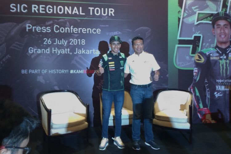 Pebalap Monster Yamaha Tech3 asal Malaysia Hafizh Syahrin berpose bersama CEO Sepang Internasional Circuit Dato Razlan Razali dalam jumpa pers di Jakarta, Kamis (26/7/2018)