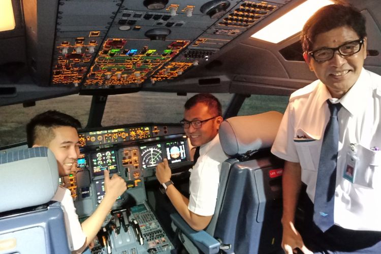 Calon kabin kru dan pilot dilatih teknik pelayanan, penampilan, komunikasi, keamanan, dan pengamanan di Garuda Indonesia Training Centre, Duri, Jakarta Barat, Senin (10/9/2018).